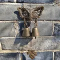Dettaglio campanello eolico farfalla in metallo, campana vintage appendibile giardino. - Lettera C