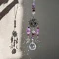 Kristall Sonnenfänger Anhänger mit Mond Sonne und Stern Design, Perlen und Prismenkugel. - Lila Sonnengöttin