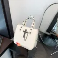 Bolso de hombro gótico con cruz para mujer, bolso blanco de piel sintética con tachuelas. - Estilo de Cruz / Blanco