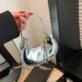 Glanzende zilveren mini handtas voor dames, trendy hobo tas met metallieke afwerking. - Zilver
