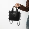 Bolso de hombro gótico punk negro con colgante de cruz, tachuelas y cadenas para mujeres. - Estilo de Cruz / Negro