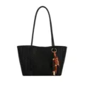 Elegante bolso tote trenzado negro de cuero con correas y colgante de cuentas de madera. - Negro