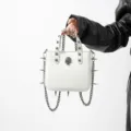 Bolso de mano blanco gótico punk con colgante de calavera metálica tachuelas y cadenas. - Estilo de Calavera / Blanco