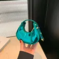 Borsa a mano mini verde metallizzata lucida da donna, elegante borsetta da sera di tendenza. - Verde