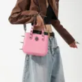 Bolso de hombro gótico punk rosa con calavera y remaches, elegante bolso cruzado para mujer. - Estilo de Calavera / Rosa