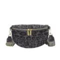Bolso bandolera de mujer con estampado de leopardo gris oscuro y cremalleras doradas. - Gris oscuro