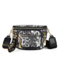 Elegante riñonera con estampado de leopardo en blanco y negro para mujer con cremalleras. - Negro