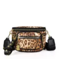 Riñonera con estampado de leopardo para mujer elegante bolso de pecho con correa ancha y herrajes. - Amarillo