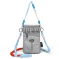 Sac bandoulière casual à carreaux gris avec sangle colorée et pendentif cœur en métal. - Gris