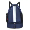 Mochila deportiva grande con cordón y tres rayas blancas con compartimento inferior. - Azul marino
