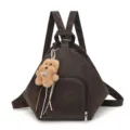 Mochila de moda triangular de cuero PU marron oscuro con tierno colgante de osito de peluche. - Marrón Oscuro