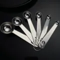 Set de cucharas medidoras de acero inoxidable vista detallada para cocina y repostería - Juego de 6