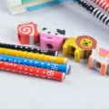 Nahaufnahme von niedlichen Cartoon-Tier-Bleistiften mit bunten Pünktchenmustern für Kinder. - Bleistift Ohne Radiergummi