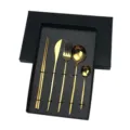 Set de couverts 5 pieces en acier inoxydable boite noire, details de couverts dores brillants. - Or