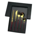 Set de couverts en acier inoxydable 5 pièces doré avec manche rouge en coffret. - Or Rouge