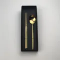 Ensemble de couverts en or en acier inoxydable baguettes cuillère boîte cadeau portable - Baguettes et Cuillère Plaquées Or avec Boîte Cadeau