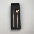 Ensemble de baguettes et cuillère en acier inoxydable or rose dans un coffret cadeau élégant. - Baguettes et Cuillère Or Rose avec Boîte Cadeau