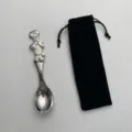 Edler Esslöffel aus Edelstahl mit kreativem Avanti-Figurgriff und praktischer schwarzer Samt-Tasche. - 304 Ovale Esslöffel mit Schwarzem Beutel