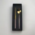 Set di bacchette e cucchiaio in acciaio inossidabile dorato e rosa in confezione regalo, stoviglie. - Bacchette e Cucchiaio Oro Rosa con Confezione Regalo