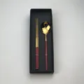 Set di posate in acciaio inossidabile con bacchette e cucchiaio in scatola regalo nera. - Bacchette e Cucchiaio Oro Rosso con Confezione Regalo