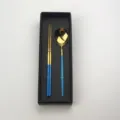 Set di posate in acciaio inox con bacchette e cucchiaio in elegante scatola regalo. - Bacchette e Cucchiaio Oro Blu con Confezione Regalo