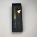 Set di posate in acciaio inox con bacchette e cucchiaio in ottanio e oro con scatola regalo. - Bacchette e Cucchiaio Oro Verde con Confezione Regalo