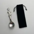 Edelstahl Löffel mit kreativem Cartoon Figur Griff und schwarzem Samt Aufbewahrungsbeutel. - 304 Rundkopf Löffel mit Schwarzem Beutel