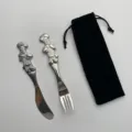 Edelstahl Besteckset mit kreativen Avanti Figuren Griffen und praktischem Samtbeutel. - 2-Teiliges Set: Messer und Gabel mit Schwarzem Beutel