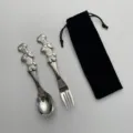 Edelstahl Löffel und Gabel Set mit kreativem Figuren-Griff und schwarzem Samtaufbewahrungsbeutel. - 2-Teiliges Set: Ovale Löffel und Gabel mit Schwarzem Beutel