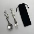 Edelstahl Besteck Löffel und Gabel Set mit kreativem Cartoon Griff und Aufbewahrungsbeutel - 2-Teiliges Set: Rundkopf Löffel und Gabel mit Schwarzem Beutel