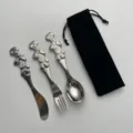 Edelstahl Besteck Set mit kreativem Cartoon Figur Griff und schwarzem Samt Aufbewahrungsbeutel. - 3-Teiliges Set: Messer, Ovale Löffel und Gabel mit Schwarzem Beutel