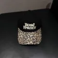 Zwarte honkbalpet met luipaardprint rand en witte geborduurde letters voor dagelijks gebruik. - Verstelbaar / Zwart