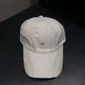 Detailopname van de stijlvolle beige katoenen honkbalpet met unieke klep en mooie fijne borduursel. - Verstelbaar / Grijs