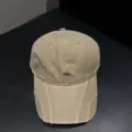 Gedetailleerd shot van de vintage beige honkbalpet met fijn geborduurde GR-letterdetails. - Verstelbaar / Khaki
