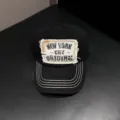 Vintage zwarte gewassen honkbalpet met rafelige tekstpatch en contrastend stiksel. - Verstelbaar / Zwart