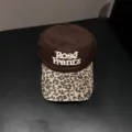 Gedetailleerd overzicht van bruine honkbalpet met luipaardprint rand en witte borduurwerk. - Verstelbaar / koffiekleur