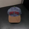 Vintage denim baseballpet met bruine ribfluwelen kleim en rode geborduurde letters. - Verstelbaar / Marineblauw