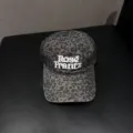 Vista detallada de la gorra de béisbol con estampado de leopardo gris y bordado. - Ajustable / Leopardo Gris