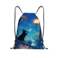 Gedetailleerd zicht op de polyester gymtas met een mooie print van een kat en de nachtelijke hemel. - Nachthemel Zwarte Kat Stijl (jiayingskd185)