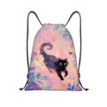 Gedetailleerd overzicht van polyester trekkoord rugzak met zwarte kat bloemenprint. - Zwarte Kat Bloemen Stijl (jiayingskd187)