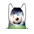 Vue detaillee du sac a dos cordon en polyester avec motif de football et cordons noirs sportifs. - Style Football Effet Lumineux (jiayingskd195)