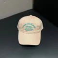 Gedetailleerd overzicht van beige honkbalpet met groen borduursel, zachte kroon en gebogen klep. - Verstelbaar / Khaki