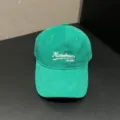 Groene, zachte honkbalpet met stijlvolle borduursel aan de voorkant, casual unisex ontwerp. - Verstelbaar / Donkergroen