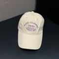 Gedetailleerd overzicht van beige casual baseballpet met paarse borduurstijl en zachte kruin. - Verstelbaar / Beige
