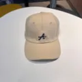 Gedetailleerd overzicht van de kaki katoenen baseballpet geborduurd met donkerblauwe letter A. - Verstelbaar / Khaki