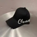 Close-up opname van een zwarte honkbalpet met witte geborduurde Cloud-belettering. - Verstelbaar / Zwart