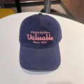Donkerblauwe geborduurde honkbalpet met roze tekst, stijlvolle casual hoed voor dagelijks gebruik. - Verstelbaar / Marineblauw