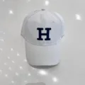Witte honkbalpet geborduurd met blauwe letter H, casual pet met gebogen rand voor dagelijks. - Verstelbaar / Wit