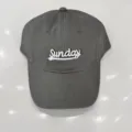 Detail van grijze honkbalpet met witte geborduurde Sunday tekst en gebogen rand. - Verstelbaar / Grijs