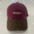 Detailopname van een stijlvolle honkbalpet met bordeauxrode kroon en luipaardprint klep. - Verstelbaar / Luipaard Kleurblok Wijnrood